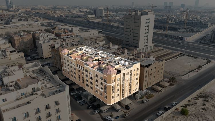 مبنى سكني في منطقة حضرية